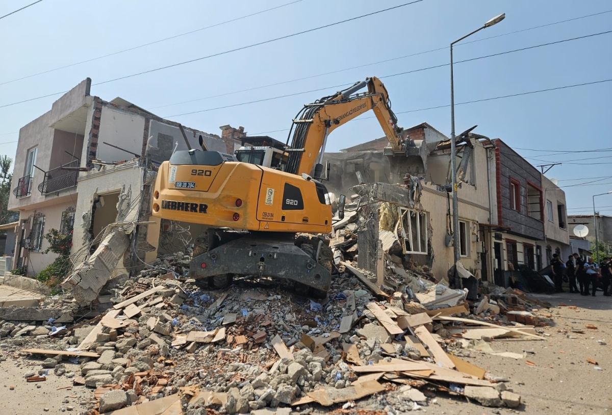 Osmangazi'de iki katlı kaçak bina yıkıldı