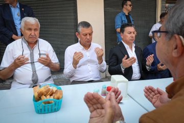 Özgür Özel, Merhum Ferdi Zeyrek İçin Düzenlenen Hayır Yemeğine Katıldı