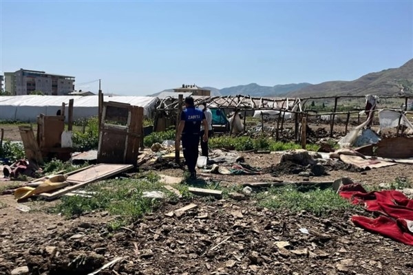 Muş Belediyesi kaçak ahırları kaldırdı