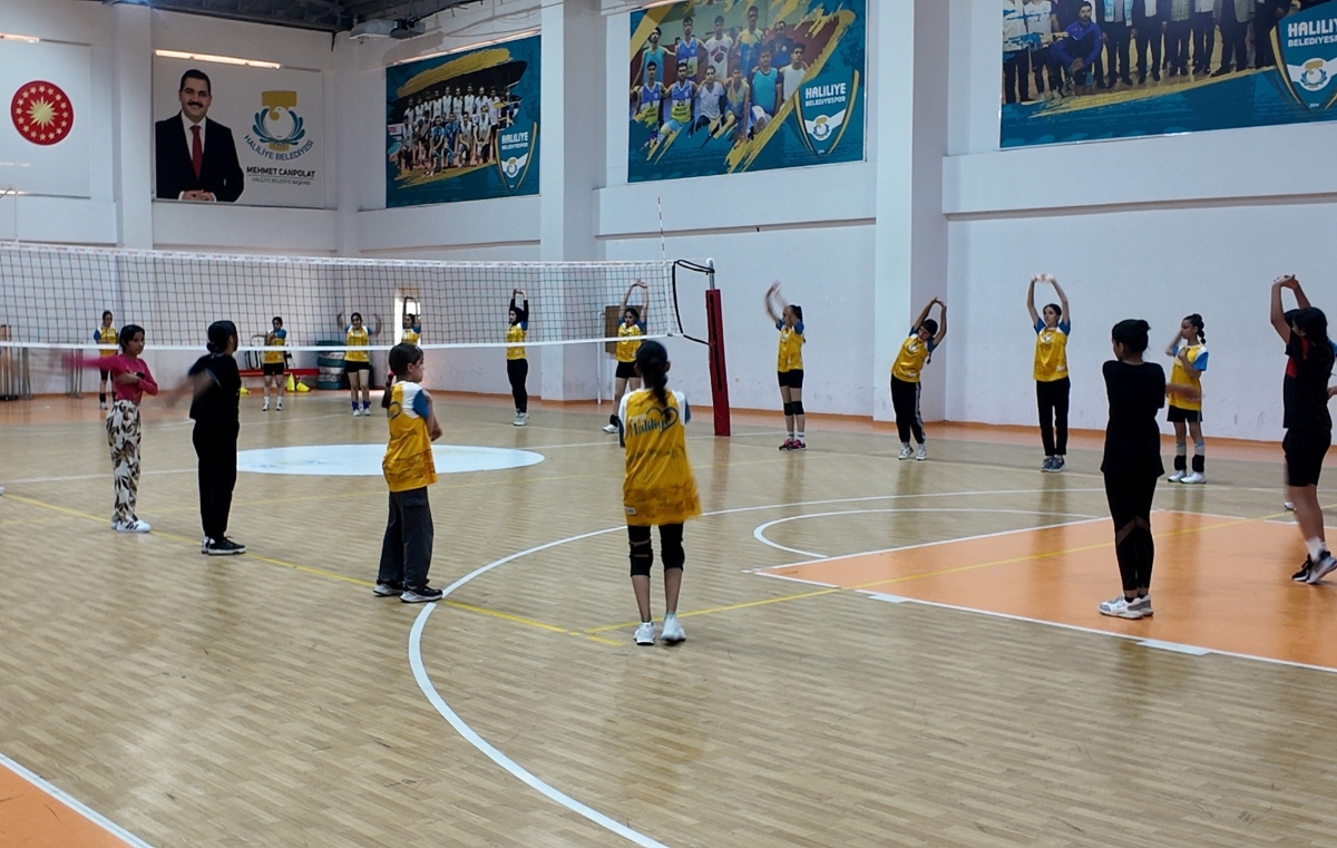 Haliliye Belediyesi'nden gençlere yönelik voleybol kursu
