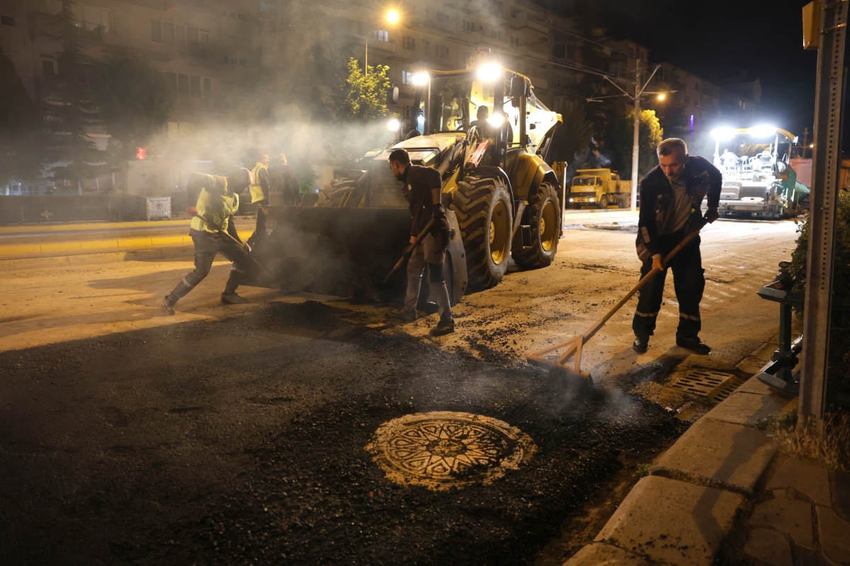 Eskişehir'de ekipler çalışmalara Vali Ali Fuat Güven Bulvarı’nda başladı