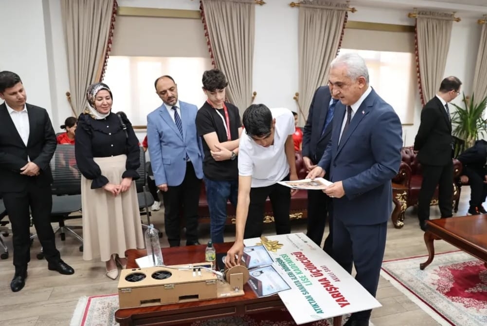 Muş Valisi Çakır, başarılı öğrencileri makamında ağırladı