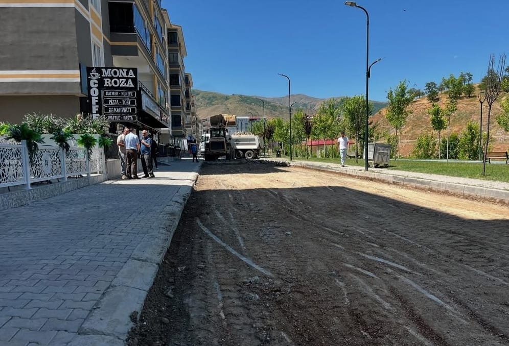 Muş Belediyesi, Kafeler Sokağı’nda yeni yol çalışmasına başladı
