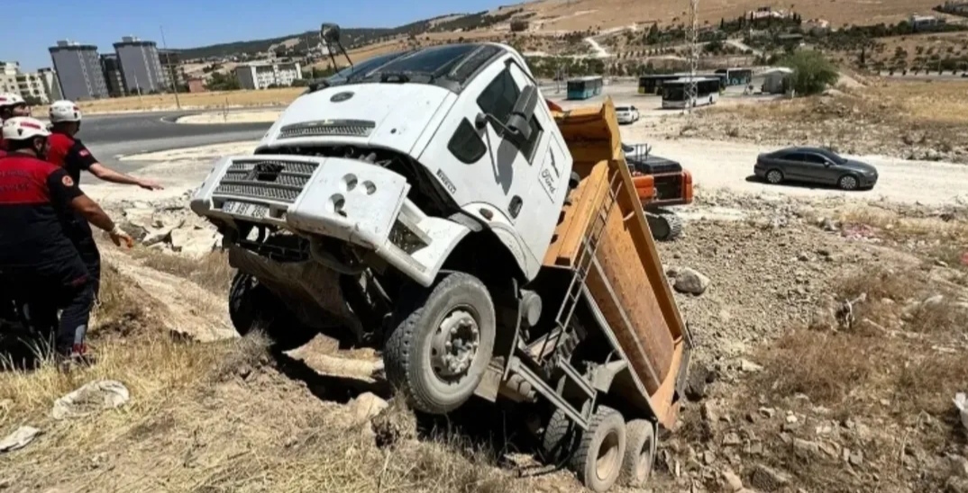 Şanlıurfa’da Feci Kaza: Hafriyat Kamyonu Şarampole Yuvarlandı