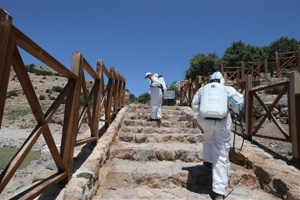 Van'da tarihi ve turistik yerler ilaçlanıyor