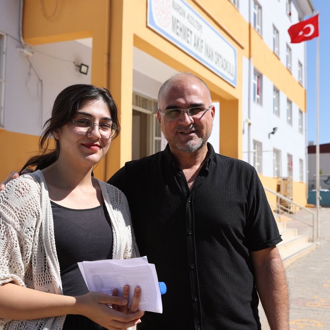 Mardin’de Baba-Kız Aynı Sırada: 49 Yaşındaki Ahmet Cengiz, Kızının Heyecanına Ortak Olmak İçin Sınava Girdi