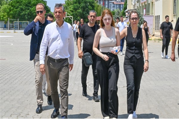 Özel, Ferdi Zeyrek'in kızı Nehir Zeyrek'e YKS sınavında eşlik etti