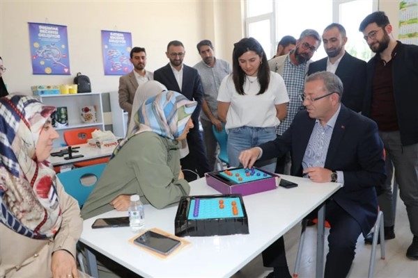Kars Valisi Polat, Akıl ve Zeka Oyunları Kursu'nu ziyaret etti