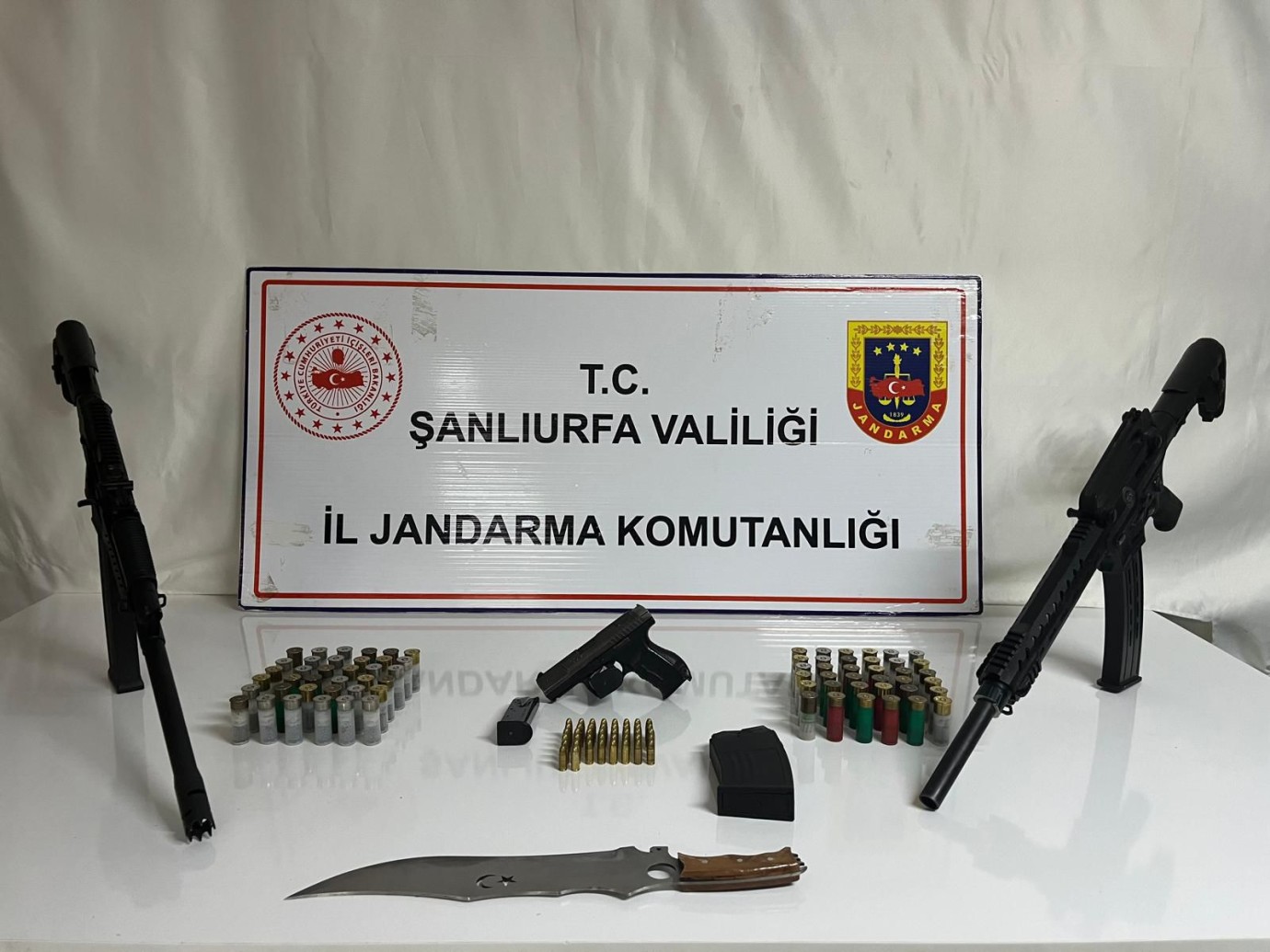 Şanlıurfa’da Ruhsatsız Silah Operasyonu: Çok Sayıda Silah ve Fişek Ele Geçirildi