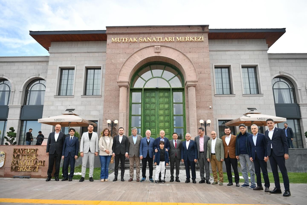 Başkan Büyükkılıç'a hizmetlerinden dolayı tebrik