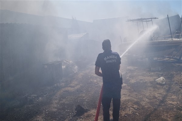 Büyükşehirden Bornova’daki yangına destek