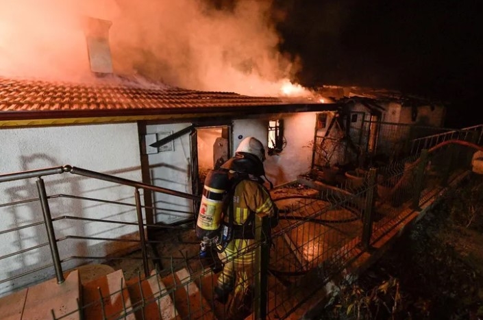 İzmir’de Yangın Alarmı: 20 Ev Zarar Gördü, Ekipler Müdahale Ediyor