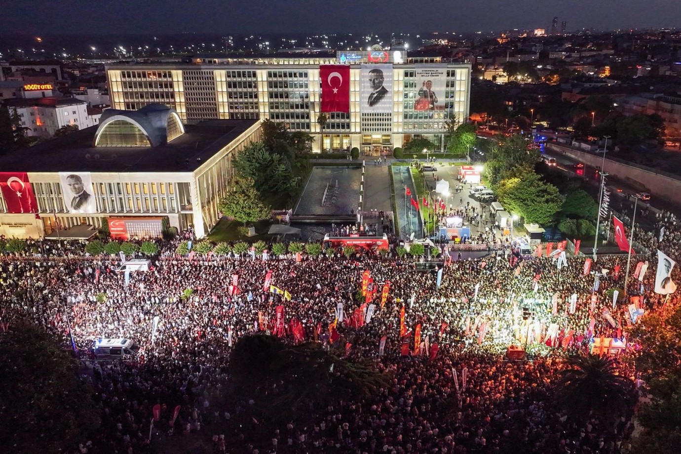 Özgür Özel Saraçhane Meydanı’nda Konuştu: “Ya Hep Beraber, Ya Hiçbirimiz”