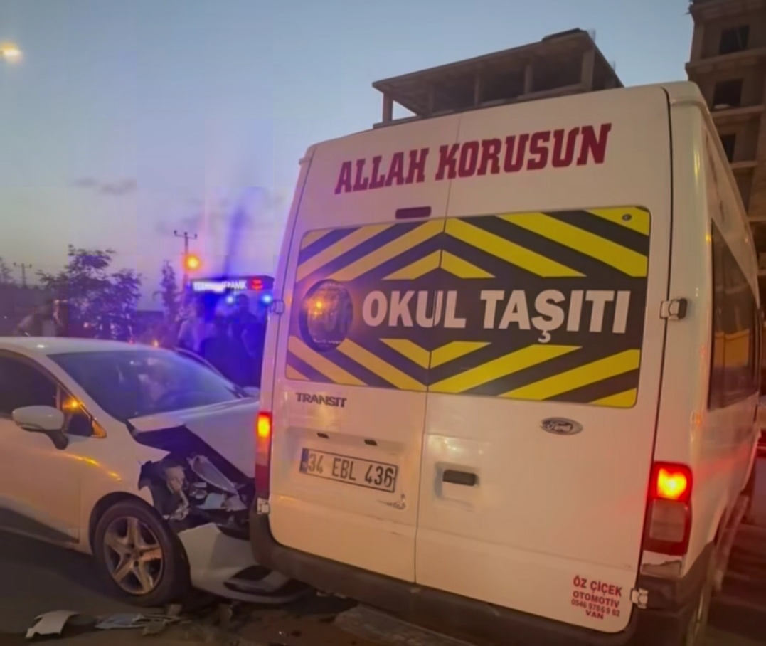 Trafik Kazası: İki Araç Çarpıştı, Maddi Hasar Meydana Geldi