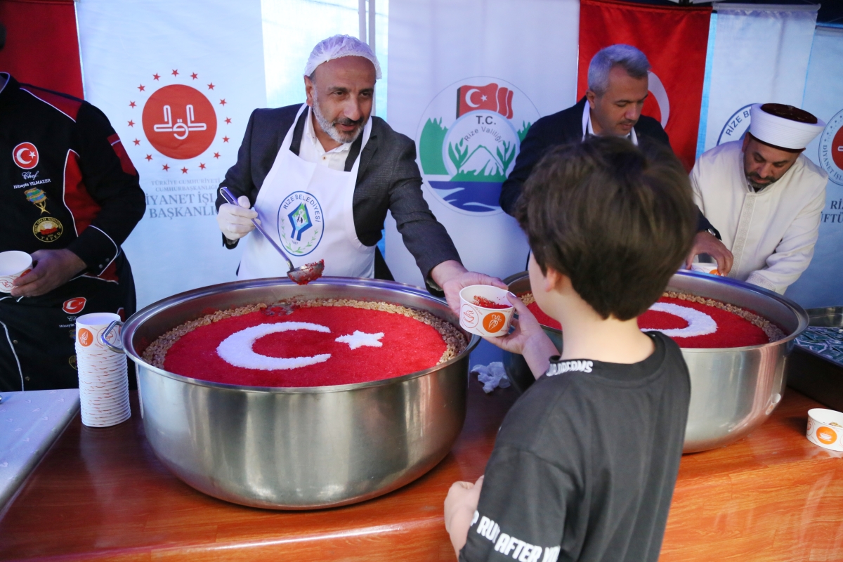 Ay yıldızlı aşureler Rize'de vatandaşlara ikram edildi