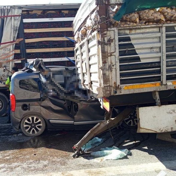 Mersin'de tıra arkadan çarpan araçtaki 5 kişi hayatını kaybetti.