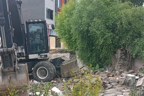 Kars’ta metruk yapıların yıkımı devam ediyor