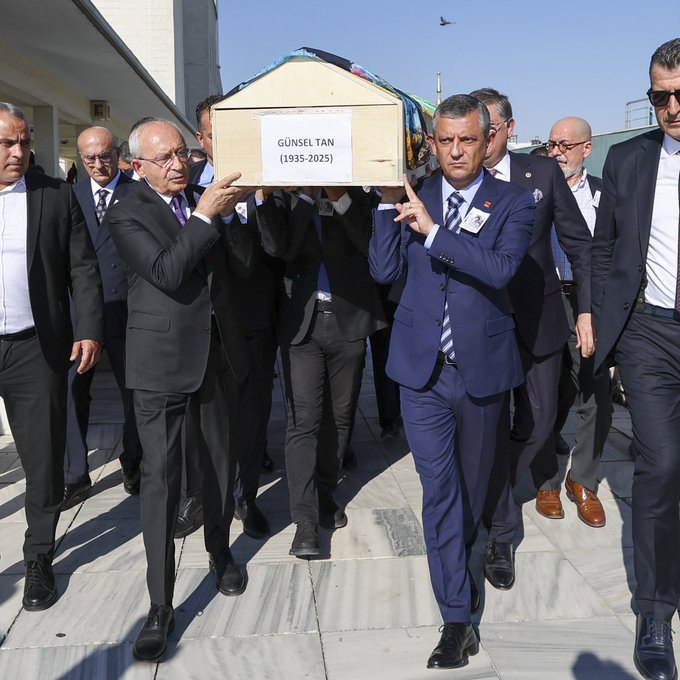 Özgür Özel ile Kemal Kılıçdaroğlu Bir Cenazede Buluştu