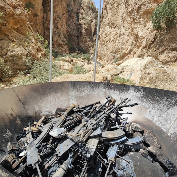 Yakılan silahların son hali.  PKK'lı teröristlerin silahlarını yaktığı anlar: