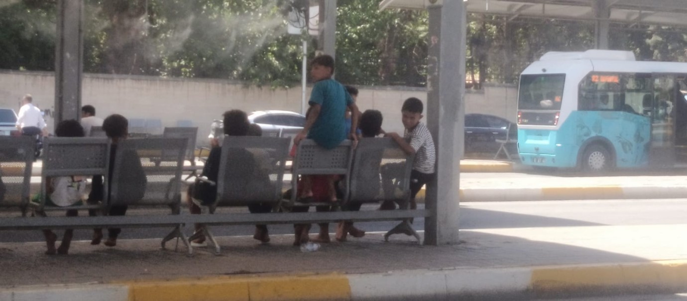 Şanlıurfa’da Toplu Taşıma Merkezlerinde Suriyeli Mülteci Çocuklar Dileniyor