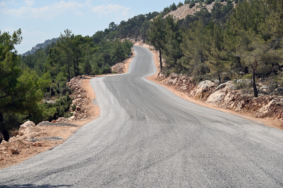 Mersin Büyükşehir Belediyesi'nden yol çalışması