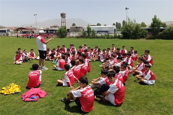 Futbol yaz spor okulu 400’den fazla öğrenciyle devam ediyor