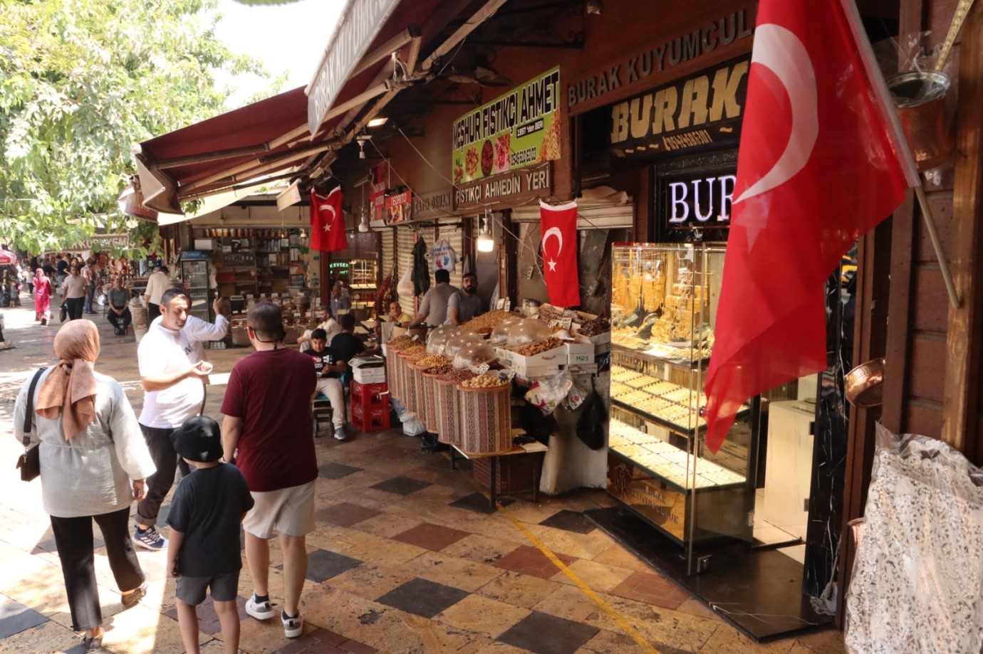  BAYRAKLARLA KIRMIZI BEYAZA BÜRÜNDÜ