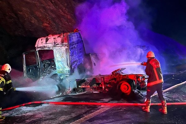 Şanlıurfa'da trafik kazasında alevler yükseldi