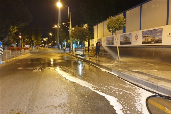 Yalova Belediyesi'nden merkez caddelere kapsamlı temizlik çalışması