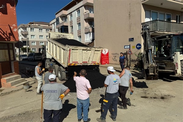 Karamürsel'de asfalt yama çalışmaları devam ediyor