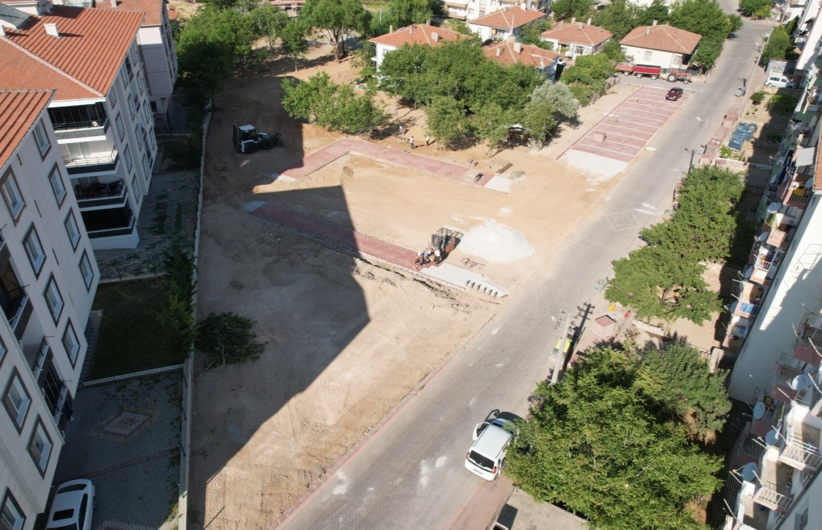 Kırşehir Belediyesi'nin yeşil alan çalışmaları sürüyor