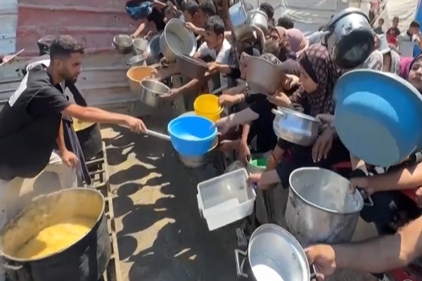 Gazze'de açlık yayılırken yardım personeli baygınlık geçiriyor