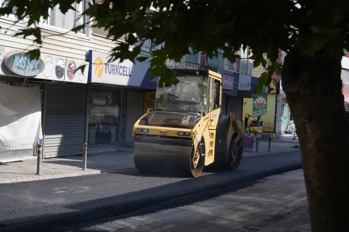 Kartal Belediyesi’nden üç mahallede eş zamanlı yol yenileme çalışması