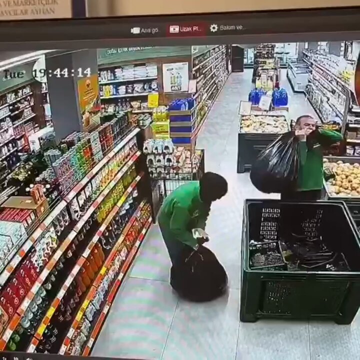 ZİNCİR MARKET ÇALIŞANI AĞIR YÜK ALTINDA YERE YIĞILDI