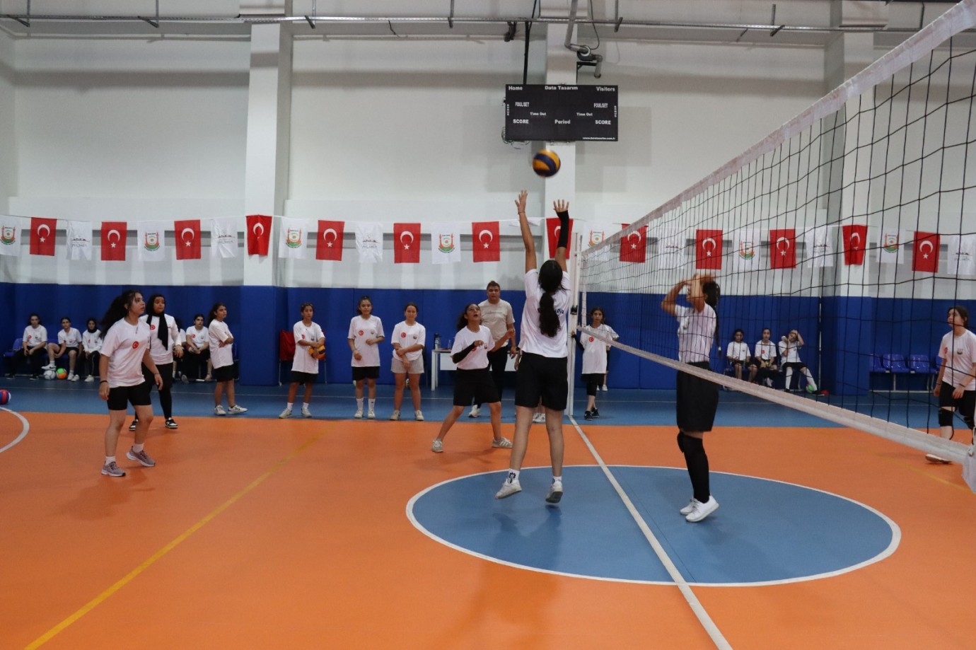 Kız Çocuklarından Voleybol Kursuna Yoğun İlgi