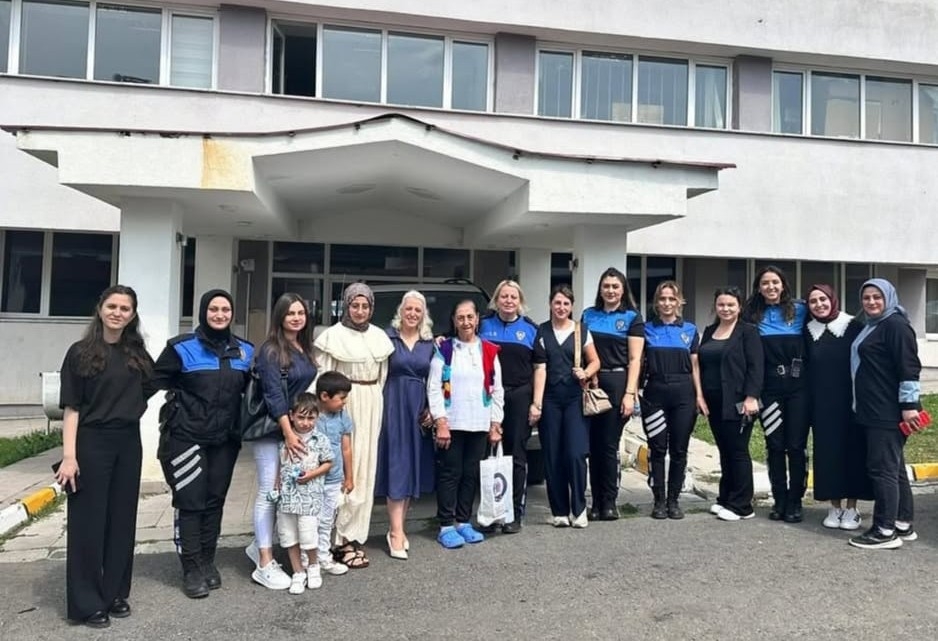 Polis Eşleri Derneği'nden huzurevi sakinlerine ziyaret