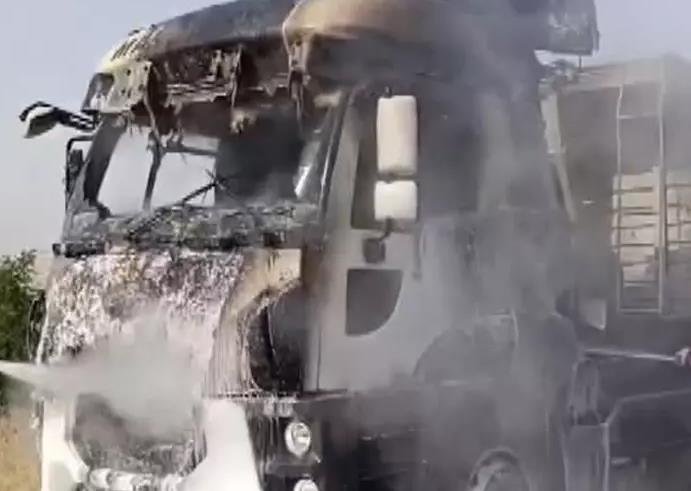 Şanlıurfa Viranşehir’de Seyir Halindeki Tırda Yangın Çıktı, İtfaiye Ekipleri Müdahale Etti