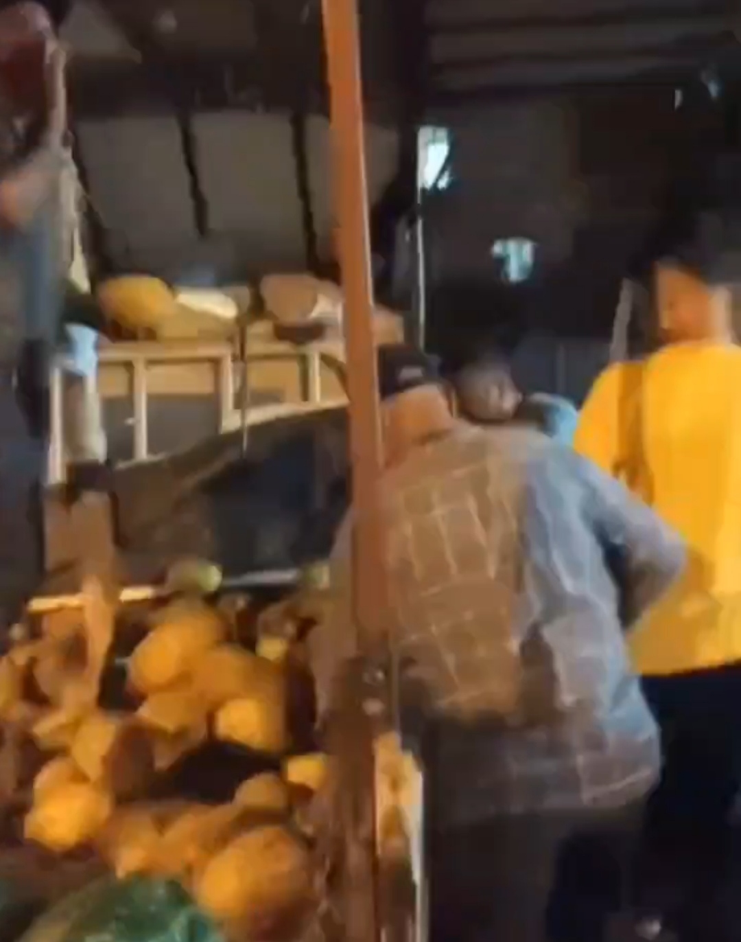 Eyyübiye’de Yürek Isıtan Davranış: Kavun ve Karpuzları Fakir Fukaraya Dağıttı