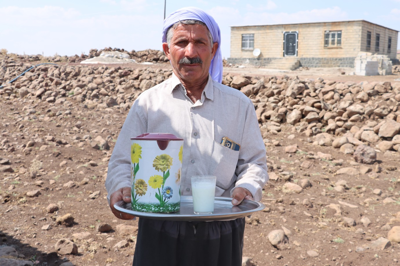 Şanlıurfa Sıcağında Gönülleri Serinleten İnsanlık: İşçilere Ayran Dağıtan Amca Yürekleri Isıttı