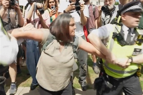 Londra polisi, Filistin Eylemi yasağı protestosunda 474 kişiyi tutukladı