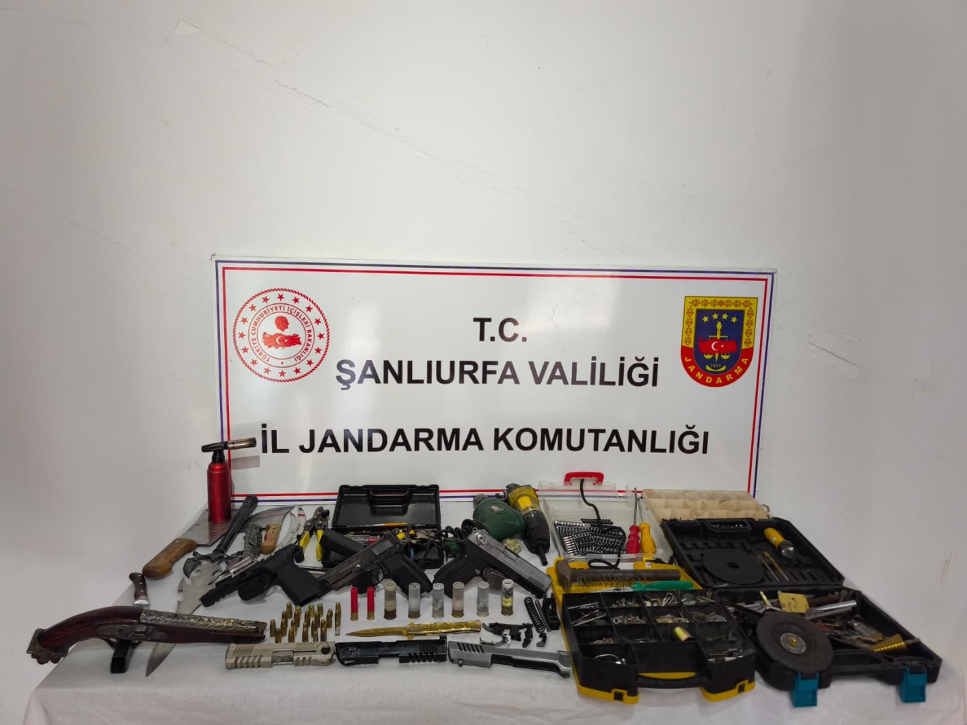 Şanlıurfa’da Ruhsatsız Silah Operasyonu: Evlerden Cephanelik Çıktı