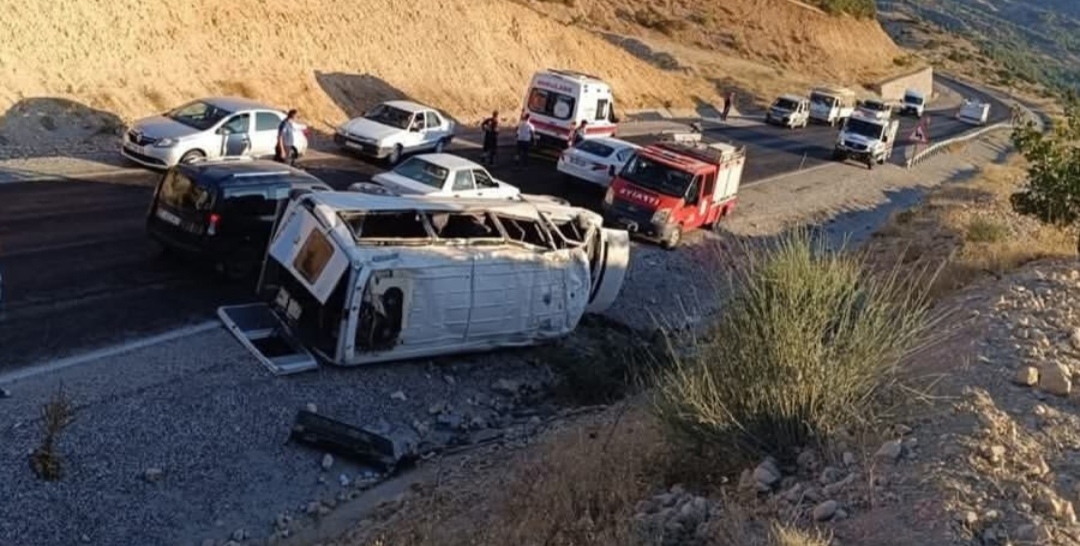 Tarım İşçilerini Taşıyan Minibüs Devrildi: 19 Kişi Yaralandı