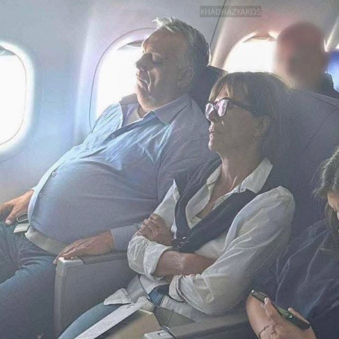 Macaristan Başbakanı Orban, Eşiyle Ekonomi Sınıfında Yolculuk Yaparken Görüntülendi