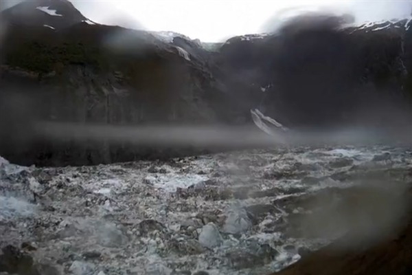 Alaska'da buzul erimesi, rekor seviyede sel korkusunu artırıyor