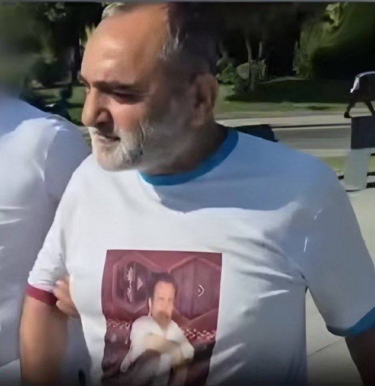 TBMM Önünde Beyaz Toros Yakan Şahsın Tişörtünde Muhsin Yazıcıoğlu Fotoğrafı