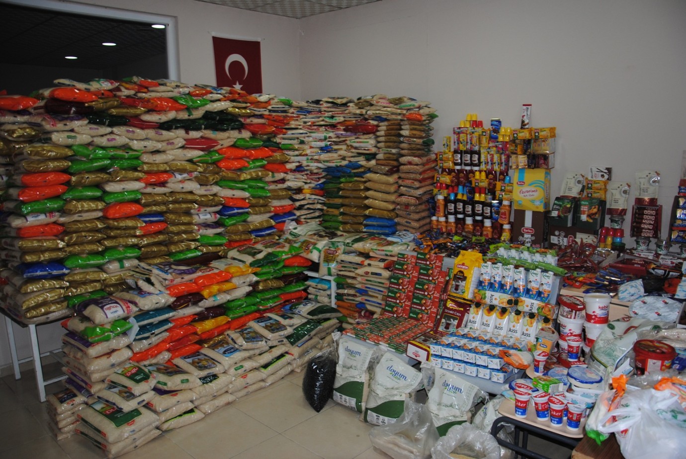 Şanlıurfa’da Kaçak Tütün ve Alkol Operasyonu: Binlerce Paket Sigara ve Çay Ele Geçirildi