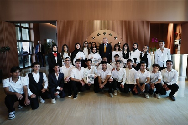 Cumhurbaşkanı Erdoğan, öğrencileri Ahlat Cumhurbaşkanlığı Külliyesi'nde kabul etti