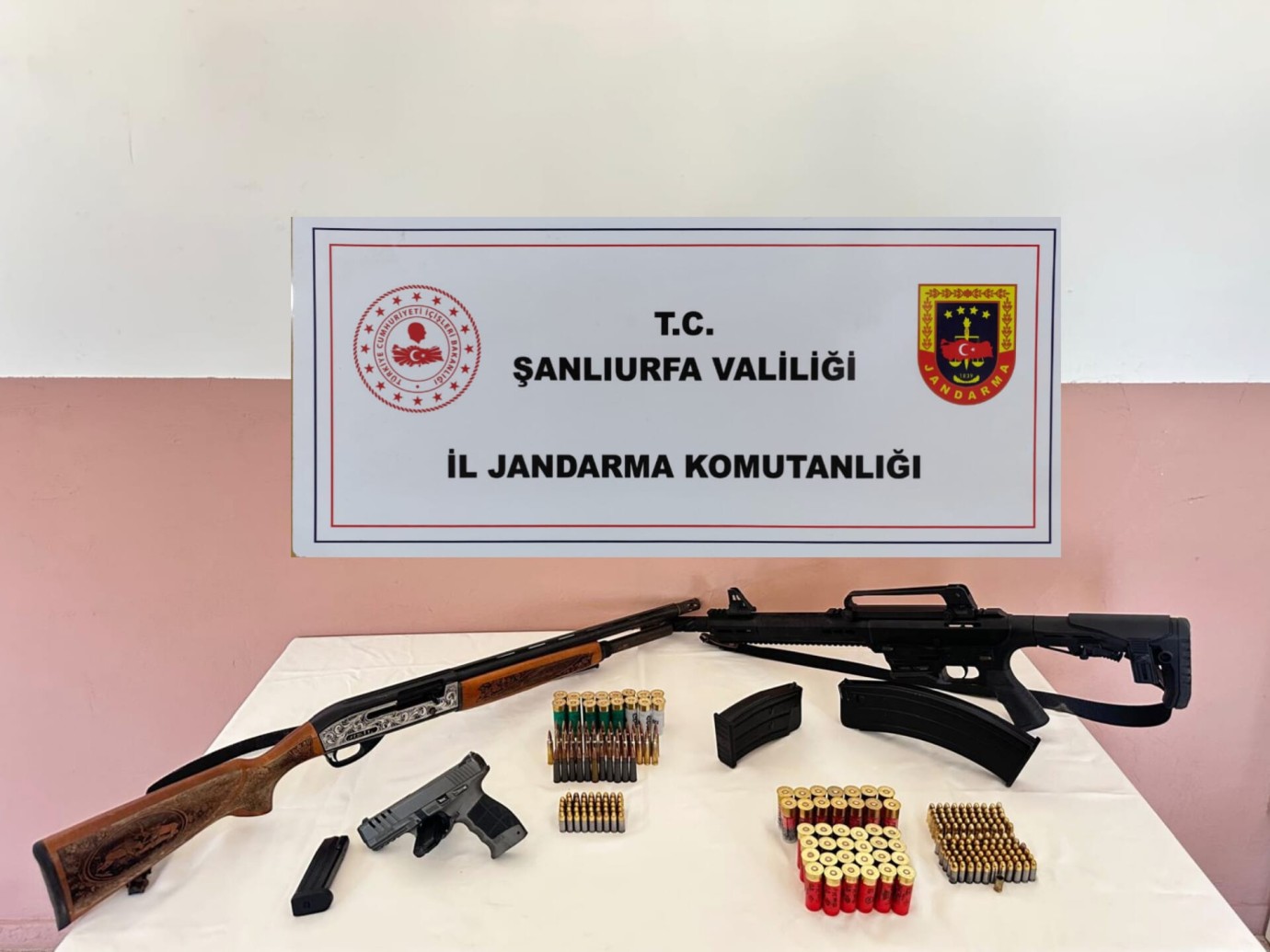Şanlıurfa’da Ruhsatsız Silah Operasyonu: Çok Sayıda Silah ve Mühimmat Ele Geçirildi
