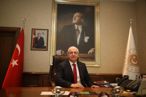 Bakan Güler, Malazgirt’te Cumhurbaşkanı Erdoğan ve Bahçeli’yi askeri törenle karşıladı