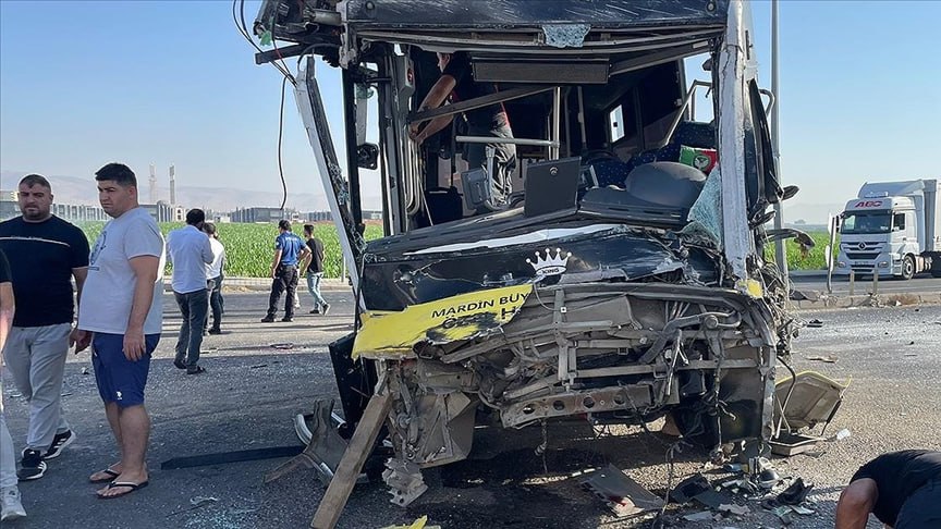 Mardin’de Feci Kaza: Halk Otobüsü ile Tır Çarpıştı 1 Kişi Hayatını Kaybetti, 9 Yaralı